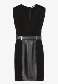 Černé šaty s výstřihem do V a řasenými krátkými rukávy. Obsahují panel z umělé kůže v pase a černý opasek s metalickými akcenty.