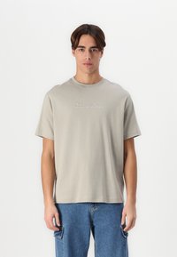 Calvin Klein SHADOW EMBOSSED LOGO - Marškinėliai su spaudiniu - london fog