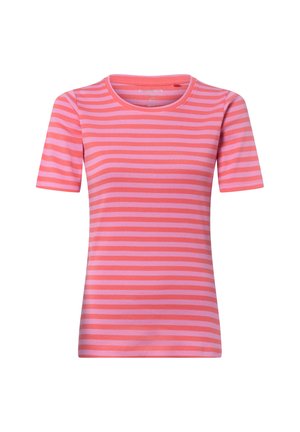 Różowy T-shirt z krótkim rękawem, z naprzemiennymi jasnymi i ciemnymi poziomymi paskami oraz okrągłym dekoltem.