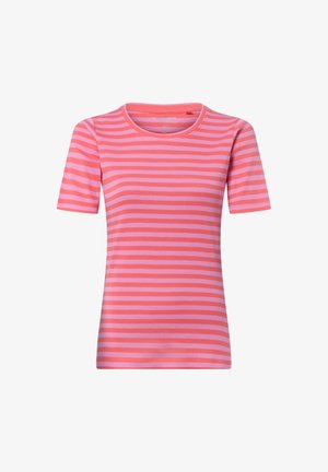 Różowy T-shirt z krótkim rękawem, z naprzemiennymi jasnymi i ciemnymi poziomymi paskami oraz okrągłym dekoltem.