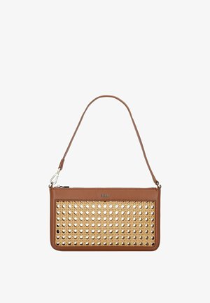 Bruine leren handtas met een voorzijde van gevlochten riet, voorzien van ronde uitsparingen, een enkele schouderriem en een bovenste ritssluiting. Accenten van zilverkleurig metaal.