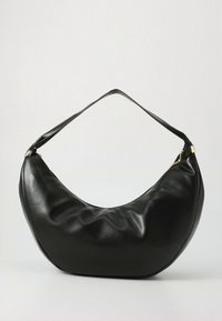Sac hobo en cuir noir avec une forme courbée et une texture douce. Il comporte une bandoulière unique et une fermeture éclair dorée.