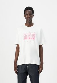 adidas Originals GRAPHIC TEE UNISEX - Marškinėliai su spaudiniu - white