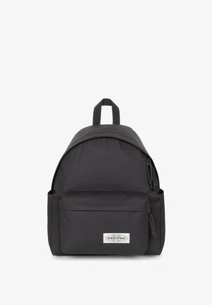 Czarny plecak wykonany z wytrzymałego materiału, o zaokrąglonym kształcie, z przednią kieszenią na zamek błyskawiczny oraz łatą z logo z przodu.