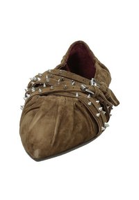 Scarpa piatta in suede marrone con punta affusolata, caratterizzata da borchie a punta e dettagli con cinturini incrociati. L'interno è rivestito in tessuto bordeaux.