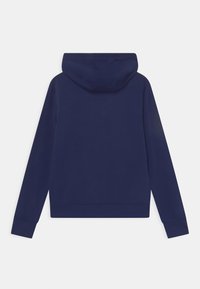 Hoodie blu navy realizzato in tessuto morbido, con cappuccio accogliente, maniche lunghe e orlo e polsini a costine. Texture liscia con design minimal.