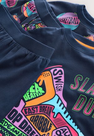 Tamsiai mėlynos medvilninės džemperiai su spalvingais krepšinio tematikos grafika ir ribotais apykaklėmis. Puošti ryškiais užrašais ir žaismingais dizainais ryškiomis spalvomis.