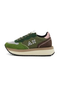 Sneaker verde e grigio con un mix di materiali in suede e nylon, suola intermedia spessa di colore crema, suola nera e dettagli rosa sul tallone.