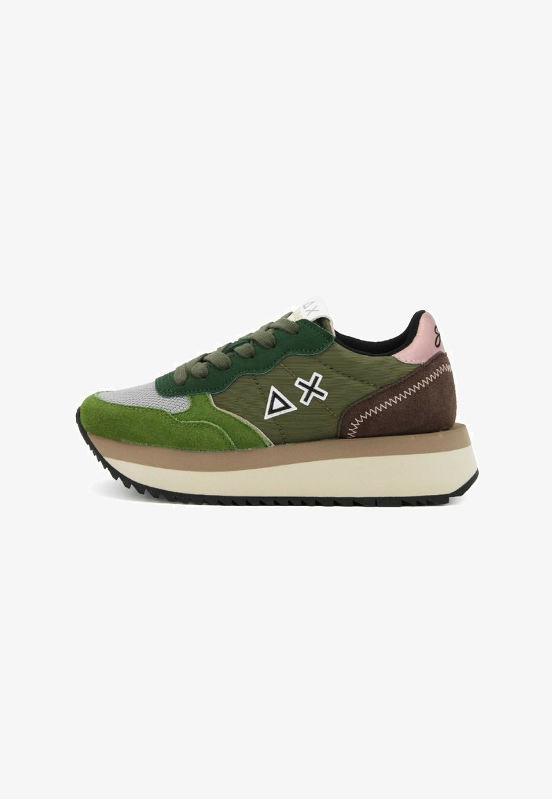 Sneaker verde e grigio con un mix di materiali in suede e nylon, suola intermedia spessa di colore crema, suola nera e dettagli rosa sul tallone.