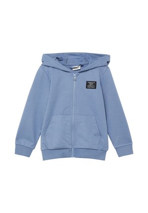 Hellblauer Kinder-Kapuzenhoodie mit Reißverschluss, Fronttaschen und einem kleinen schwarzen Aufnäher auf der Brust.