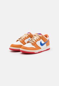 Nike Sportswear DUNK LOW - Sapatilhas - sail/game royal/university red/hot curry
