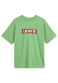 Zelené bavlněné tričko s kulatým výstřihem a krátkými rukávy. Na přední straně je umístěn obdélníkový červený nášivka s bílým textem "LEVI'S".