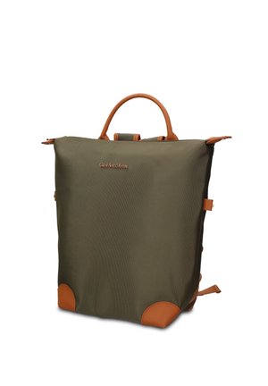 Zaino quadrato verde oliva con manici in pelle marrone, rinforzi agli angoli e piccolo logo frontale, mostrato su sfondo bianco.