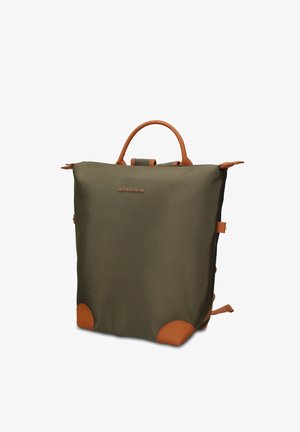 Sac à dos carré vert olive avec poignées en cuir marron, renforts aux coins et petit logo frontal, présenté sur fond blanc.