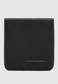 Zwarte leren portefeuille met een gestructureerde afwerking, rechthoekige vorm en een zilveren logo dat op de onderzijde is gedrukt. Eenvoudig en compact ontwerp.