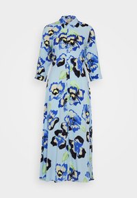 Květinové košilové šaty ze světle modré látky s výraznými modrými a černými květy a zelenými listy, s tříčtvrtečními rukávy.