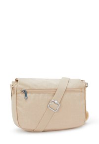 Borsa a tracolla beige con una tasca frontale con cerniera, tracolla regolabile e texture morbida. Presenta una forma arrotondata e dettagli di cucitura sottili.