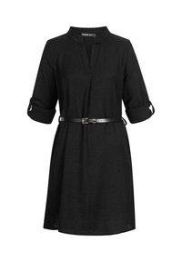 Zwarte knielange jurk met 3/4 opgerolde mouwen, V-hals en een dunne zwarte riem op de taille.