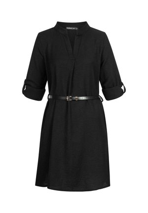 Schwarzes knielanges Kleid mit 3/4 gerollten Ärmeln, V-Ausschnitt und einem dünnen schwarzen Gürtel in der Taille.