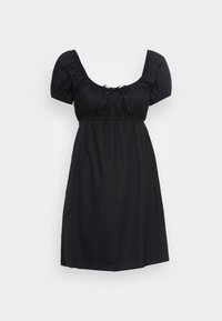 Vestido preto com mangas curtas bufantes, decote quadrado e cordão sob o busto. Cor sólida e textura de tecido lisa.