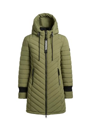 Olivgrön puffjacka med chevron-quiltat mönster, justerbar huva, dragkedja fram och svarta detaljer på dragkedjor och ärmslut.