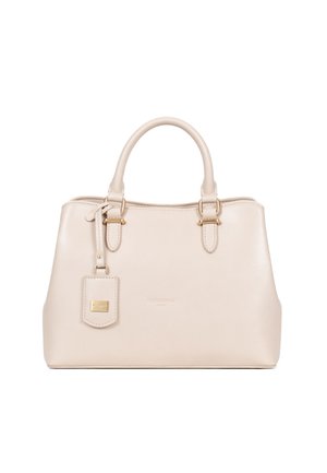 Lichtbeige leren handtas met een gestructureerd ontwerp, dubbele bovenhandvatten, goudkleurige hardware en een afneembare bagagetag.