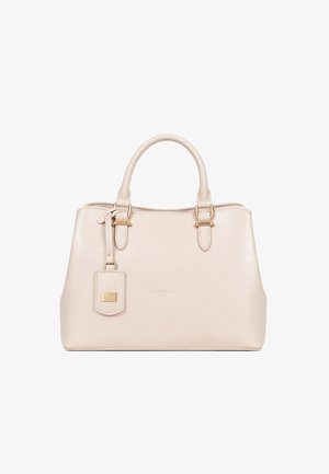 Lichtbeige leren handtas met een gestructureerd ontwerp, dubbele bovenhandvatten, goudkleurige hardware en een afneembare bagagetag.