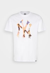Camiseta blanca de algodón de manga corta con un gran logotipo de NY multicolor en un patrón de acuarela. Etiqueta en la parte inferior izquierda.