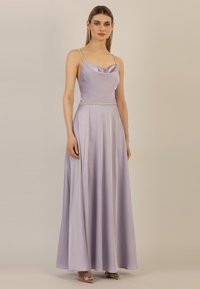 Lavendelfarbenes Satin-Abendkleid mit Kragen, verstellbaren dünnen Trägern, einer taillierten Taille, die mit einem perlenbesetzten Gürtel verziert ist, und einem fließenden A-Linien-Rock.