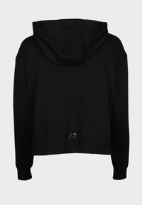 Sudadera con capucha negra de diseño corto, textura suave y puños acanalados; cuenta con un pequeño logo de EA7 en la parte trasera cerca del dobladillo.