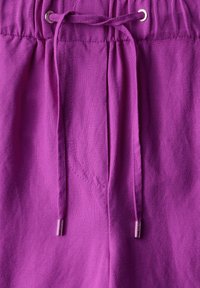 Paarse linnen shorts met een elastische tailleband, een trekkoord met metalen tips en net afgewerkte naden voor extra textuur.