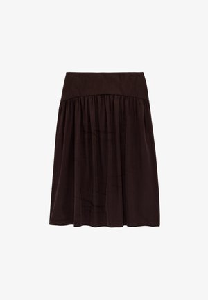 Jupe midi marron foncé avec tissu plissé sous une large ceinture ajustée, silhouette fluide et légèrement évasée.
