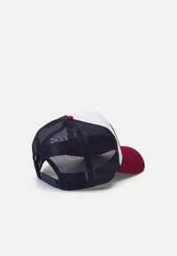 New Era PATCH TRUCKER UNISEX - Gorra - carnvy