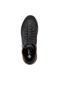 Sneaker en cuir noir avec tige texturée, devant lacé et fermeture éclair sur le côté. Accentuée par une doublure en imprimé léopard et un logo sur la semelle intérieure.