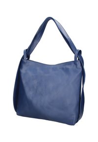 Blauwe leren schoudertas met een gladde textuur, zachte randen en een enkele lange schouderriem. Eenvoudig ontwerp zonder zichtbare hardware of accenten.