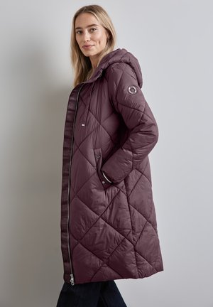 Bordeauxfarbene Pufferjacke mit gestepptem Design, Kapuze, vorderem Reißverschluss und zwei Seitentaschen. Mit Logostickerei am Ärmel und strukturiertem Innenfutter.
