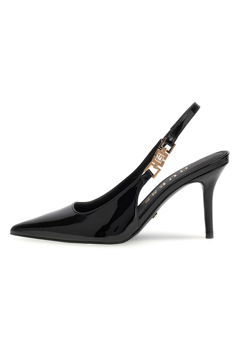 Tacco slingback in vernice nera con punta affilata, tacco a stiletto di altezza media e dettagli in metallo dorato. Texture liscia. Design minimalista.