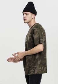 Urban Classics CAMO OVERSIZED - Marškinėliai su spaudiniu - mottled olive