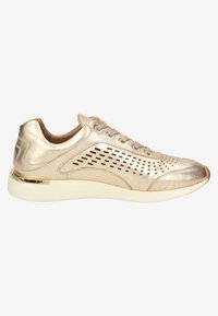 Metalliska guldskor i sneakersstil med perforerat mönster, snörning, vadderad häl och vit sula. Slät textur med glänsande detaljer.