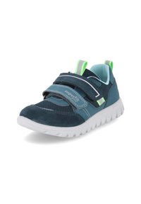 Chaussure de sport bleue avec des brides en velcro, mélange de matériaux en daim et mesh, semelle en caoutchouc blanche, et accents réfléchissants verts et bleus.