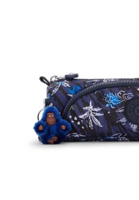 Astuccio nero e blu con motivi floreali, dotato di un portachiavi a forma di gorilla blu in peluche e di una chiusura a zip con un dettaglio rotondo del logo.