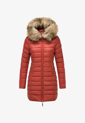 Punainen puffatakkia, jossa on karvalla vuorattu huppu, vetoketjukiinnitys, sivutaskut ja vaakasuuntainen tikkaus. Materiaali näyttää sileältä ja vedenpitävältä.