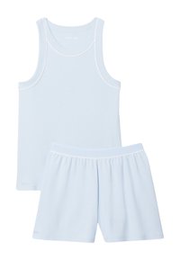 Conjunto de top sin mangas y pantalones cortos de color azul claro, hecho de una tela suave. Presenta un ribete blanco a lo largo de la línea del cuello y la cintura de los pantalones cortos.