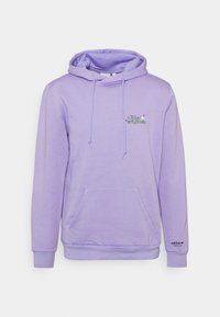 Fioletowa bluza z kapturkiem wykonana z miękkiego materiału, wyposażona w przednią kieszeń, kaptur ze sznurkiem oraz logo "adidas originals" w kolorowym napisie na piersi.