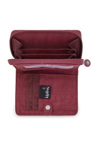 Ciemnoczerwony portfel z materiału, z wieloma miejscami na karty, zamkiem błyskawicznym i zapięciem na guzik. Wewnątrz znajduje się etykieta z materiału.