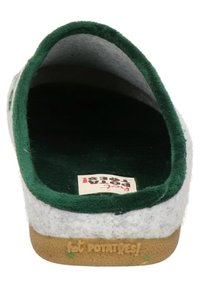 Zapatilla de casa gris con forro de felpa verde, forma redondeada y plantilla acolchada. La suela de goma marrón tiene la marca "¡Hot Potatoes!".