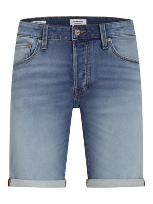 Shorts di jeans in blu chiaro con una finitura sbiadita, dotati di chiusura a bottone, passanti per cintura e risvolti per un look casual.