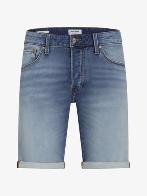 Shorts en denim bleu clair avec délavage, dotés d'une fermeture à bouton, de passants de ceinture et de revers pour un look décontracté.