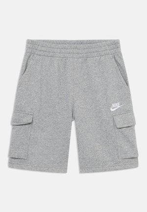 Grå bomullsshorts med elastisk liv, sidelommer og en cargo-lomme. Har en hvit Nike-logo på venstre ben.