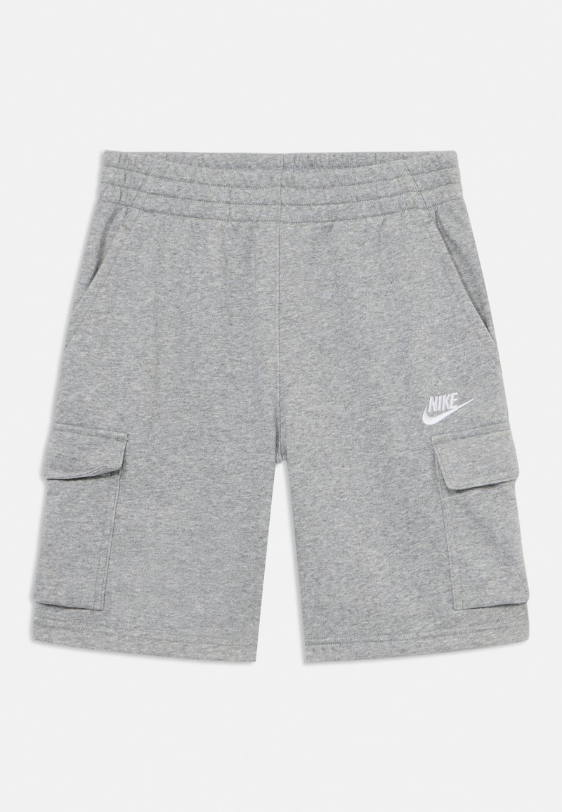 Calções de algodão cinzentos com cintura elástica, bolsos laterais e um bolso de carga. Apresenta um logotipo branco da Nike na perna esquerda.